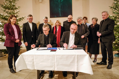 Unterzeichnung der Vereinbarung zum neuen Unterrichtsfach Christliche Religion (von links nach rechts): Bischof Dr. Heiner Wilmer, Bistum Hildesheim, und Bischof Thomas Adomeit, Ratsvorsitzender der Konföderation evangelischer Kirchen in Niedersachsen. 