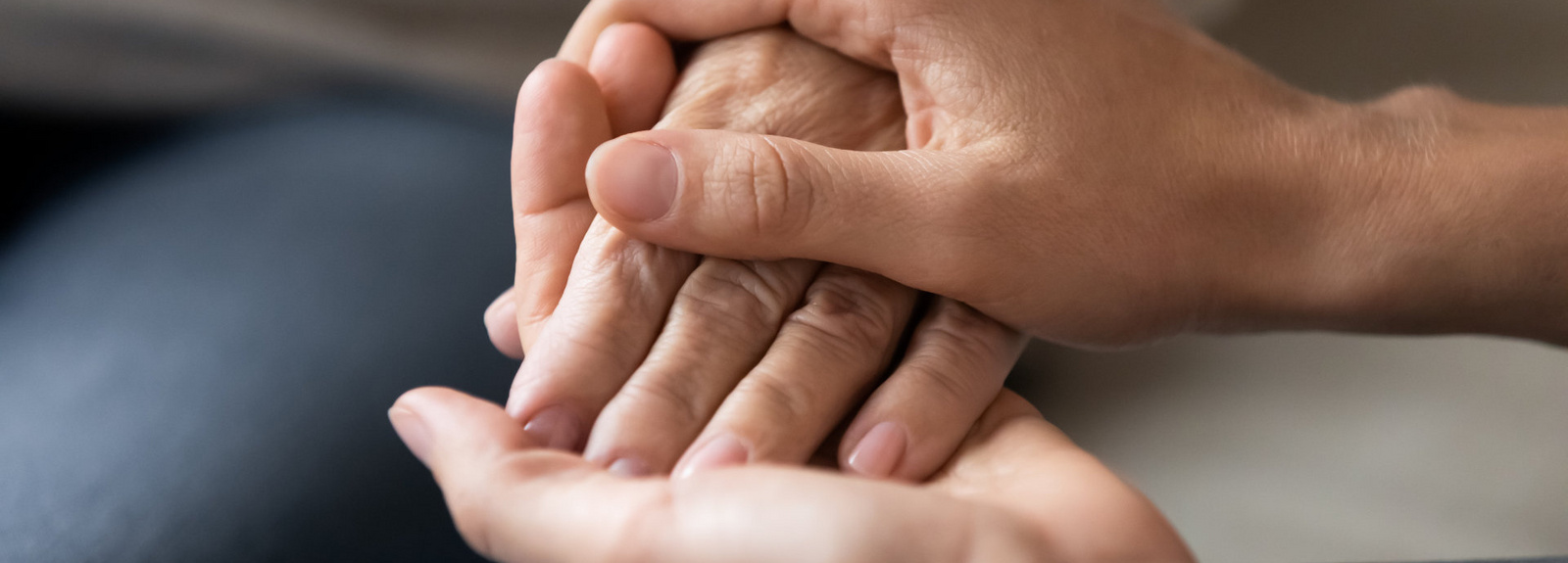 Junge Hand hält ältere Hand