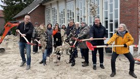 Am Freitag, 13. Dezember, gab es den symbolisch ersten Spatenstich für das neue kirchliche Gemeindezentrum an der Oldenburger Straße in Heidmühle. Unter anderem griffen Dirk von Thülen (Bauausschuss von links), Tobias Matschke und Marika Rütters (beide Büro Kapels) sowie Pastorin Katrin Jansen (von rechts) und Kreispfarrer Christian Scheuer zum Spaten. 