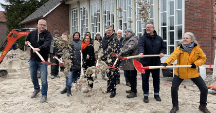 Am Freitag, 13. Dezember, gab es den symbolisch ersten Spatenstich für das neue kirchliche Gemeindezentrum an der Oldenburger Straße in Heidmühle. Unter anderem griffen Dirk von Thülen (Bauausschuss von links), Tobias Matschke und Marika Rütters (beide Büro Kapels) sowie Pastorin Katrin Jansen (von rechts) und Kreispfarrer Christian Scheuer zum Spaten. 