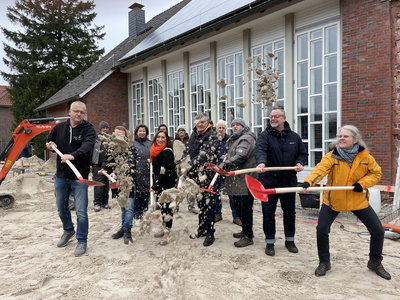 Am Freitag, 13. Dezember, gab es den symbolisch ersten Spatenstich für das neue kirchliche Gemeindezentrum an der Oldenburger Straße in Heidmühle. Unter anderem griffen Dirk von Thülen (Bauausschuss von links), Tobias Matschke und Marika Rütters (beide Büro Kapels) sowie Pastorin Katrin Jansen (von rechts) und Kreispfarrer Christian Scheuer zum Spaten. 