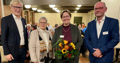 Der Vorsitzender der Kreissynode Helge Treiber (v.r.n.l.), gratulierte der neu gewählten Kreispfarrerin Birte Wielage. Dem schlossen sich Synodenpräsidentin Sabine Blütchen und Kreispfarrer Bertram Althausen an. 