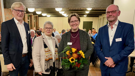 Der Vorsitzender der Kreissynode Helge Treiber (v.r.n.l.), gratulierte der neu gewählten Kreispfarrerin Birte Wielage. Dem schlossen sich Synodenpräsidentin Sabine Blütchen und Kreispfarrer Bertram Althausen an. 