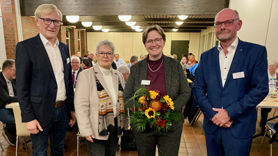 Der Vorsitzender der Kreissynode Helge Treiber (v.r.n.l.), gratulierte der neu gewählten Kreispfarrerin Birte Wielage. Dem schlossen sich Synodenpräsidentin Sabine Blütchen und Kreispfarrer Bertram Althausen an. 