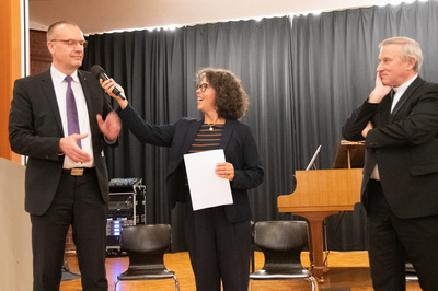 Moderatorin Carola Schede (Mitte) interviewte Bischof Thomas Adomeit (l.) und Weihbischof Wilfried Theising (r.).