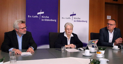 Pressekonferenz im Vorfeld der Synodentagung (von rechts nach links): Bischof Thomas Adomeit, Synodenpräsidentin Sabine Blütchen und Pressesprecher Dirk-Michael Grötzsch.