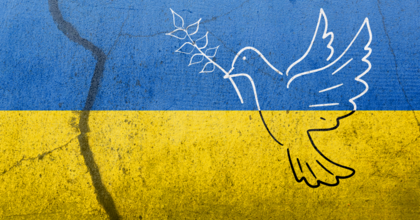 Symbolbild einer Friedenstaube in den Landesfarben der Ukraine.