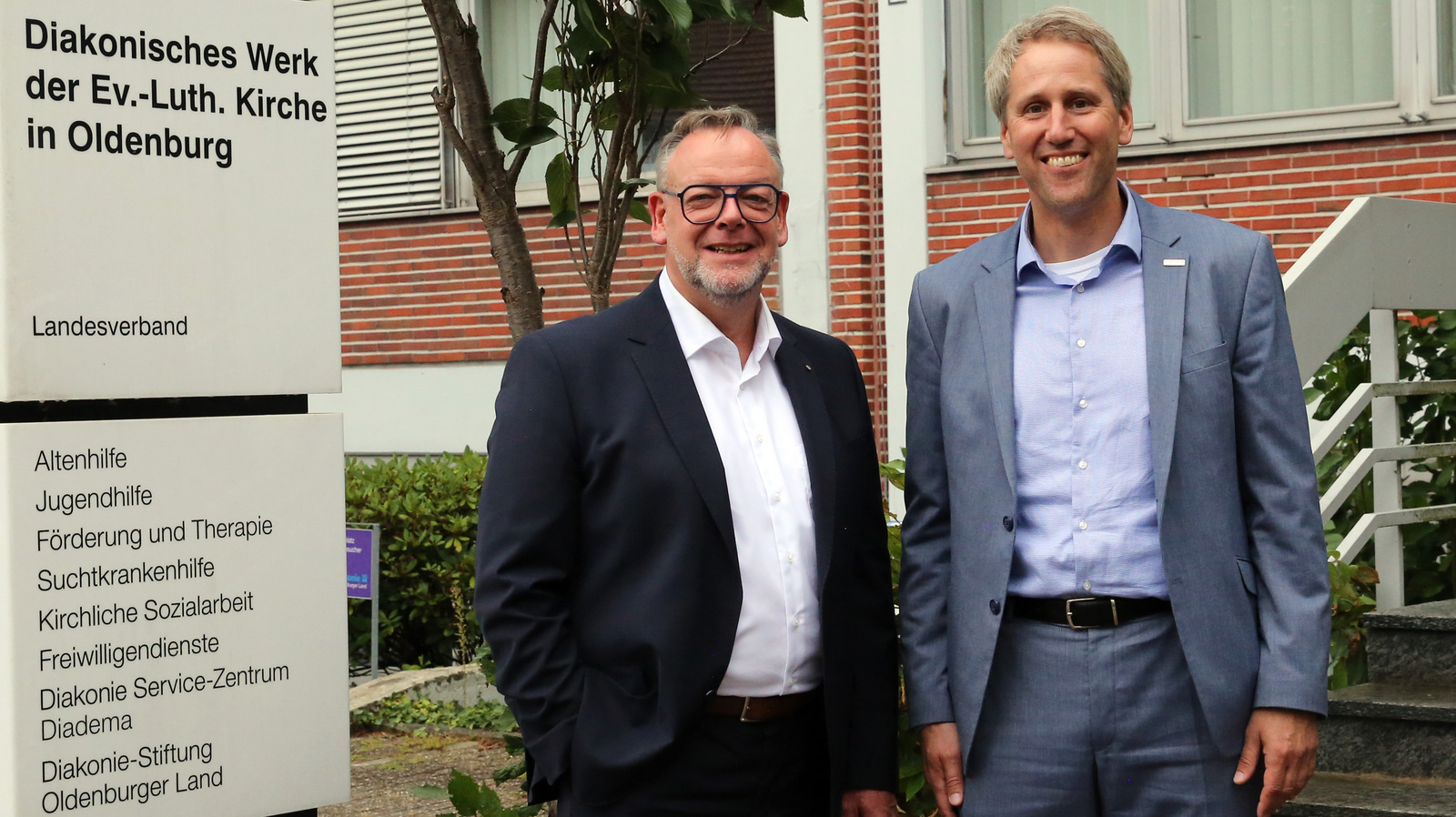 Zu sehen ist Pfarrer Christian Scheuer (links), der ab Januar 2027 gemeinsam mit dem Kaufmännischen Vorstand Mario Behrends (rechts im Bild) die Doppelspitze des Diakonischen Werks bilden wird.