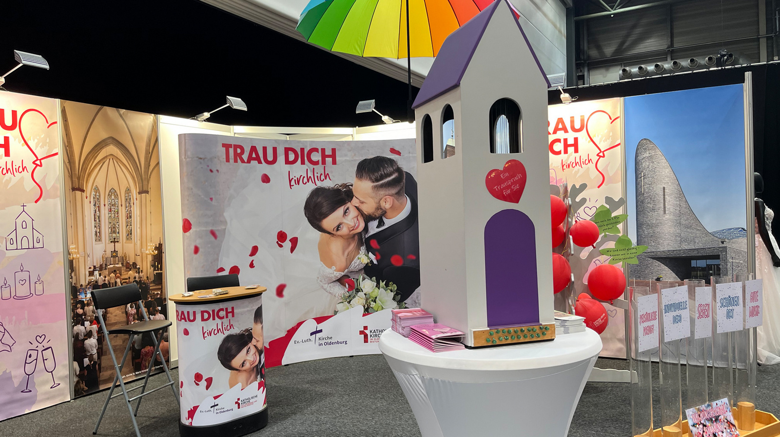Zu sehen ist der Messestand mit dem neuern Motto: Das neue Motto „Trau dich – kirchlich. Ihr habt den Traum – Wir haben die Location“.