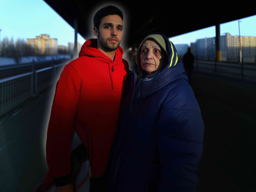 Jesus unterhält sich mit einer älteren obdachlosen Frau unter einer Brücke. 