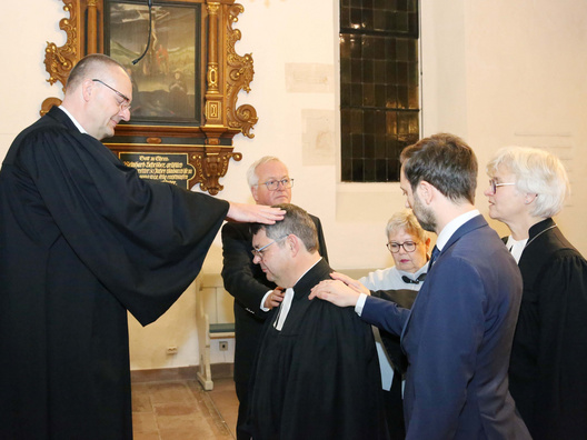 Oberkirchenrat Lars Dede bekommt den Segen.