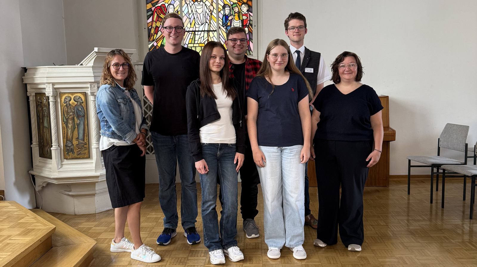 Die Auszubildenden der Ev.-Luth. Kirche in Oldenburg und ihre Ausbilderinnen stehen in der Kapelle im Oberkirchenrat.