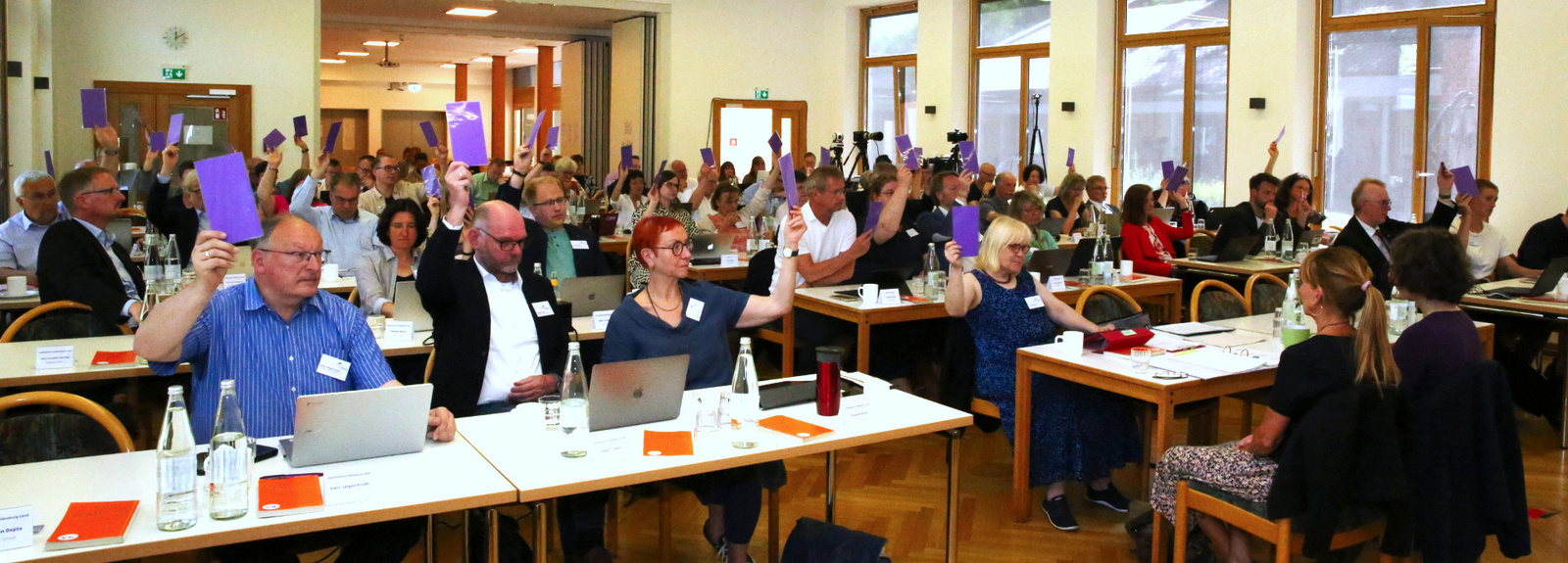 Die Synodalen der oldenburgischen Kirche stimmen ab.