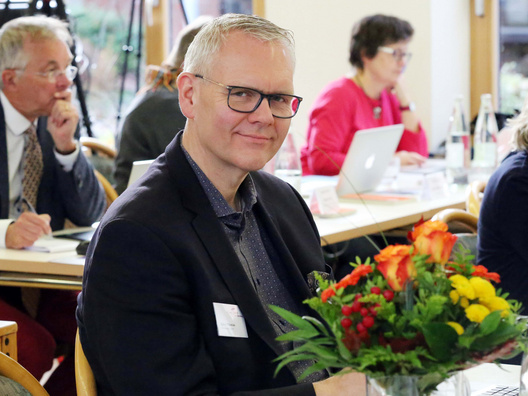 Björn Thümler mit Blumenstrauß