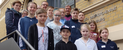 13 Jungen und Mädchen aus der gesamten oldenburgischen Kirche sind am Zukunftstag im Oberkirchenrat zu Gast.