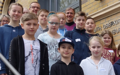 13 Jungen und Mädchen aus der gesamten oldenburgischen Kirche sind am Zukunftstag im Oberkirchenrat zu Gast.