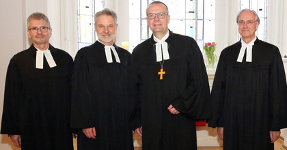 Einführung von Pfarrer Dirk von Jutrczenka (links) auf die Pfarrstelle für Ökumene, Ethik und Weltanschauung sowie Pfarrer Stefan Grünefeld (2. von links) als Persönlicher Referent von Bischof Thomas Adomeit (3. von links); bei der Einführung waren auch beteiligt Pfarrer Dr. Stefan Welz (rechts).