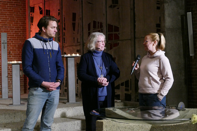 Zusammen mit Pastorin Andrea Burfeind (Mitte) hielten Maren (l.) und Philipp Gärtner noch einmal eine persönliche Rückschau auf die Versöhnungskirche.