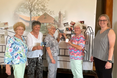 Abschied Schritt für Schritt von der Christuskirche in Cäciliengroden. Auf einem Banner können Erinnerungen per Foto, Kopien von Dokumenten oder als Zeitungsausschnitt angebracht werden. Im Bild (von links) Karin Neumann, Gudrun Kramer, Marianne Sap und Marianne Oltmanns sowie Küsterin Gertrud Wolters.  