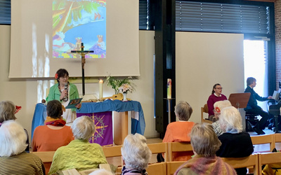 Andrea Barkhoorn eröffnet den Gottesdienst in der Nikolai-Kirche.