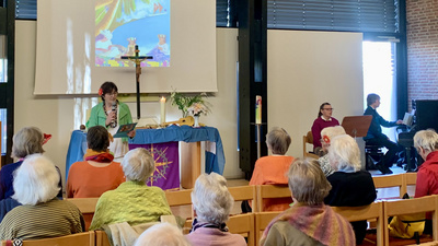 Andrea Barkhoorn eröffnet den Gottesdienst in der Nikolai-Kirche.