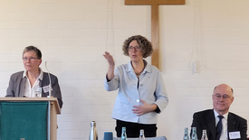 Andrea Feyen, Klimaschutzbeauftrage der Ev.-Luth. Kirche in Oldenburg, Kreispfarrerin Martina Wittkowski und Oberkirchenrat Detlef Mucks Büker auf der Kreissynode des Kirchenkreises Oldenburger Münsterland. 