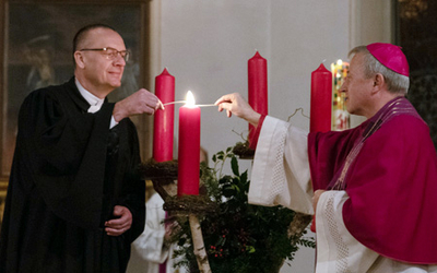 Am 1. Advent 2022 haben Bischof Thomas Adomeit (links) und Weihbischof Wilfried Theising (rechts) gemeinsam das neue Kirchenjahr in der katholischen Kirche St. Johannes Baptist in Molbergen eröffnet. Foto: BMO/Ebert