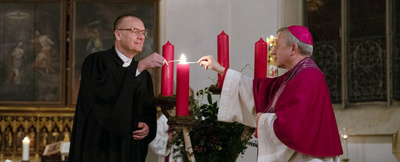 Am 1. Advent 2022 haben Bischof Thomas Adomeit (links) und Weihbischof Wilfried Theising (rechts) gemeinsam das neue Kirchenjahr in der katholischen Kirche St. Johannes Baptist in Molbergen eröffnet. Foto: BMO/Ebert