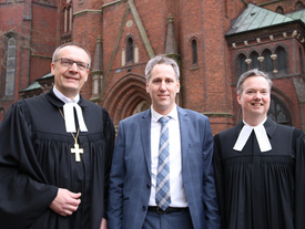 In einem feierlichen Gottesdienst hat Bischof Thomas Adomeit (von links) Mario Behrends und Pfarrer Dr. Friedrich Ley als neue Vorstände der Diakonie im Oldenburger Land offiziell eingeführt.