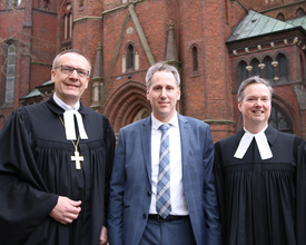 In einem feierlichen Gottesdienst hat Bischof Thomas Adomeit (von links) Mario Behrends und Pfarrer Dr. Friedrich Ley als neue Vorstände der Diakonie im Oldenburger Land offiziell eingeführt.