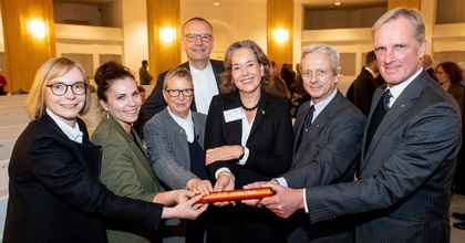 Sie haben das Frauen- und Kinderschutzhaus Hanna seiner Bestimmung übergeben (von links nach rechts): Oldenburgs Bürgermeisterin Nicole Piechotta, Janna Nachtigal (Leitung Haus Hanna), Pfarrerin Petra Adomeit, Bischof Thomas Adomeit, Kuratorin Anja Maud Siegert, Dr. Oskar Prinz von Preußen (Herrenmeister des Johanniterordens) und Dr. Wolfram Freiherr von Fritsch (Regierender Kommandator der Hannoverschen Genossenschaft des Johanniterordens)