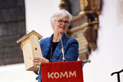 Grußwort von Oberkirchenrätin Gudrun Mawick im Namen des Kollegiums mit einem Nistkasten als Geschenk