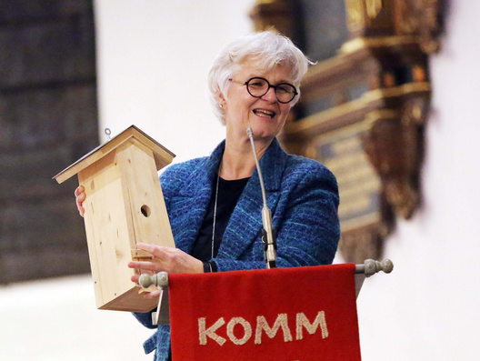 Oberkirchenrätin Gudrun Mawick auf der Kanzel in der Kirche