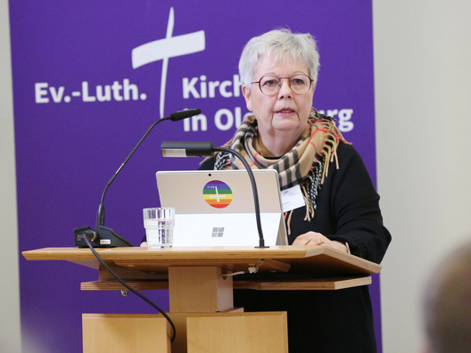 Synodenpräsidentin Sabine Blütchen am Rednerpult