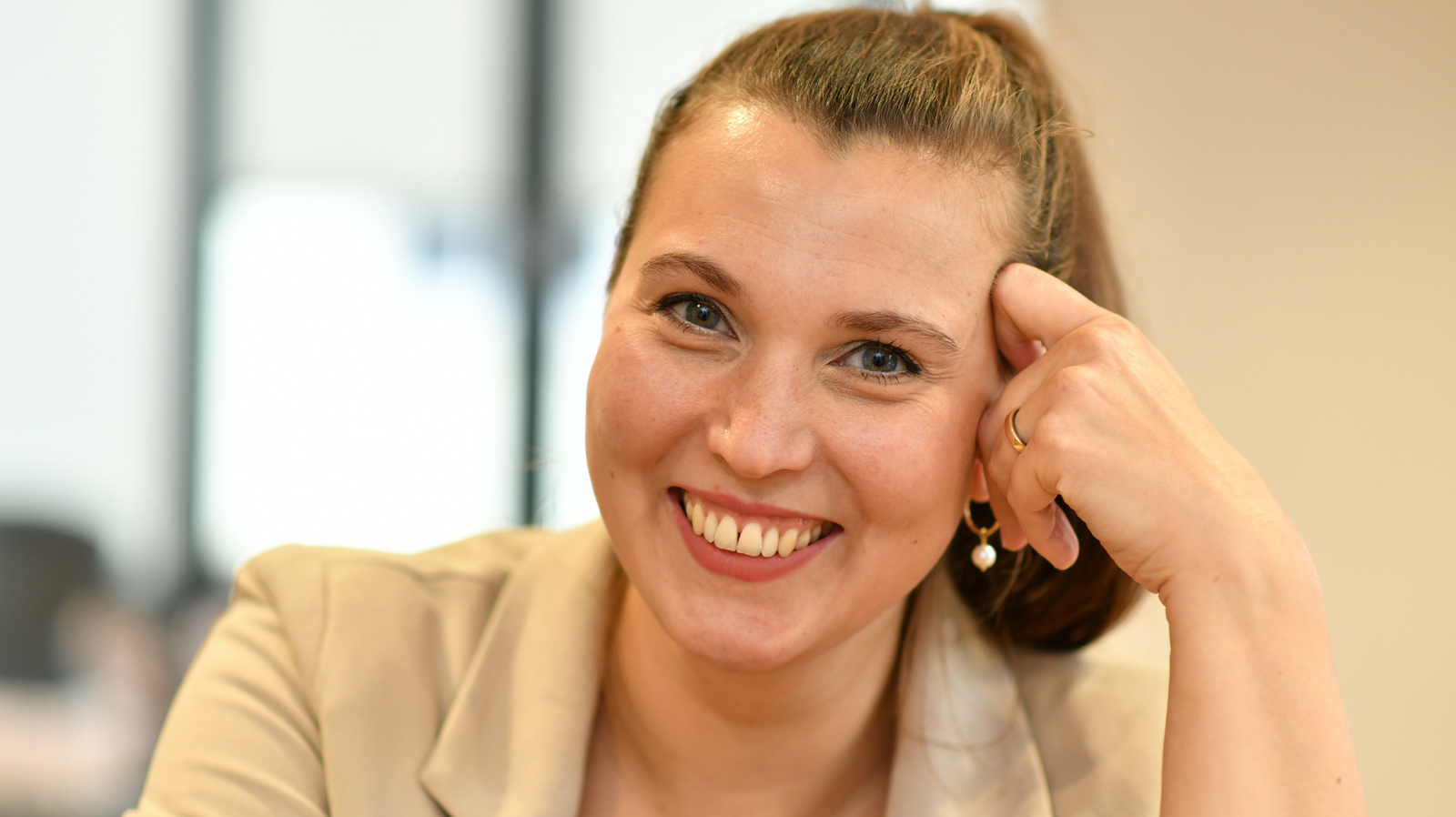 Zu sehen ist die Social Media-Spezialistin Luise Pahl.