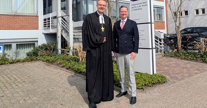 Bischof Thomas Adomeit (links) hat Pfarrer Dr. Friedrich Ley (rechts) offiziell als theologischen Vorstand der Diakonie im Oldenburger Land entpflichtet.