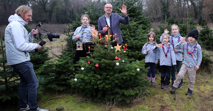 Gott kommt zu Weihnachten in diese Welt und seine Kraft werde in den Schwachen mächtig, so der Oldenburger Bischof Thomas Adomeit in seiner diesjährigen Weihnachtsbotschaft. Hier bei der Aufzeichnung des Video-Grußes zu Weihnachten mit Pfadfindern aus dem Oldenburger Land und dem Friedenslicht aus Bethlehem.