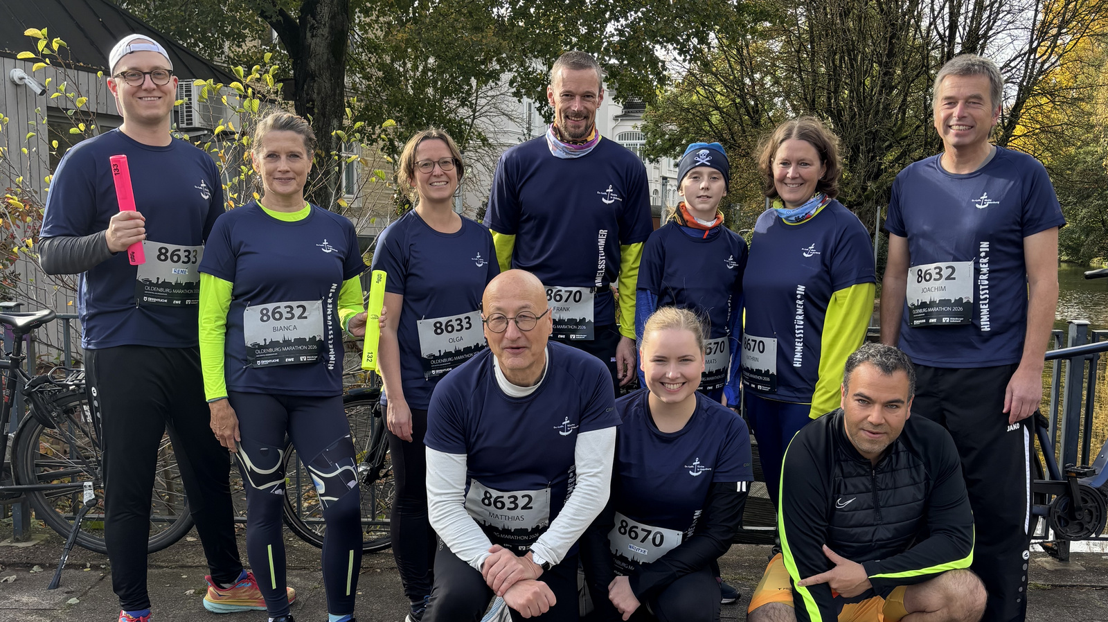 Gruppenfoto, alle tragen blaue „Himmelsstürmer“-Shirts