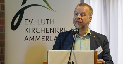 Kreispfarrer Dr. Urs-Ullrich Muther stellte den zeitlichen Fahrplan und die Arbeitsweise zu der geplanten Gebäudestrategie vor.