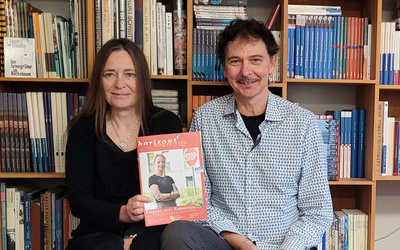 Marlis Schuldt und Jörg Möhlenkamp vom Designbüro Möhlenkamp & Schuldt in Bremen freuen sich über die Aus-zeichnung für die Gestaltung des Magazins „horizont e“ der Ev.-Luth. Kirche in Oldenburg.