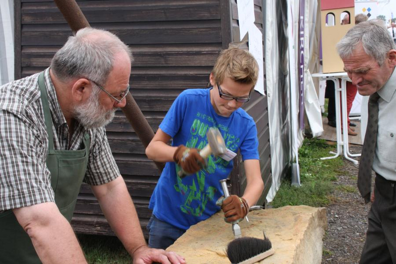 Die Arbeit des Steinmetzes Hermann Gebeken lud zum Mitmachen ein<br>