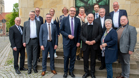 Am diesjährigen Oldenburgischen Ökumenischen Arbeitskreis nahmen teil (von links nach rechts): Oberkirchenrat Detlef Mucks-Büker; PD Prof. Dr. Marc Röbel; Pfarrer Torsten Nowak, Referent für Personalentwicklung; Dr. Markus Wonka; Stefanie Röhll, BMO-Referentin mit dem Schwerpunkt Ökumene; Dr. Aurica Jax, Referentin für Ökumene im Bischöflichen Generalvikariat Münster; Bischof Thomas Adomeit, Bischofsreferentin Pfarrerin Sabine Spieker-Lauhöfer; Bischof Dr. Felix Genn; Oberkirchenrat Sebastian Groß; Bischöflicher Offizial und Weihbischof Wilfried Theising; Synodenpräsidentin Sabine Blütchen; Oberkirchenrat Udo Heinen; Pfarrer Dr. Oliver Dürr aus Molbergen, Synodaler und Vorsitzender des Synodalausschusses für theologische und liturgische Fragen, Schöpfungsverantwortung, Mission und Ökumene.