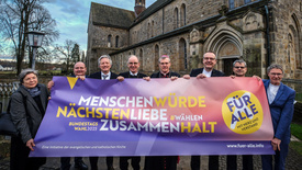 Eröffnung der Kampagne zur Bundestagswahl 2025 durch die niedersächsischen Kirchen im Kloster Loccum (von links nach rechts): Oberlandeskirchenrätin Kerstin Gäfgen-Track (Hannover), Diözesanrat Christian Heimann (Hildesheim), Matthias Kannengießer (Landessynode der hannoverschen Kirche), Landesbischof Ralf Meister (Hannover), Bischof Heiner Wilmer (Hildesheim), Bischof Thomas Adomeit (Oldenburg), Landesbischof Oliver Schuegraf (Schaumburg-Lippe) und Oberlandeskirchenrat Thomas Hofer (Braunschweig).