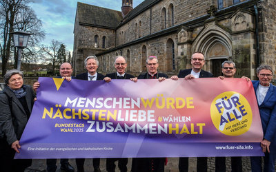 Eröffnung der Kampagne zur Bundestagswahl 2025 durch die niedersächsischen Kirchen im Kloster Loccum (von links nach rechts): Oberlandeskirchenrätin Kerstin Gäfgen-Track (Hannover), Diözesanrat Christian Heimann (Hildesheim), Matthias Kannengießer (Landessynode der hannoverschen Kirche), Landesbischof Ralf Meister (Hannover), Bischof Heiner Wilmer (Hildesheim), Bischof Thomas Adomeit (Oldenburg), Landesbischof Oliver Schuegraf (Schaumburg-Lippe) und Oberlandeskirchenrat Thomas Hofer (Braunschweig).