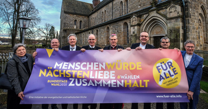 Eröffnung der Kampagne zur Bundestagswahl 2025 durch die niedersächsischen Kirchen im Kloster Loccum (von links nach rechts): Oberlandeskirchenrätin Kerstin Gäfgen-Track (Hannover), Diözesanrat Christian Heimann (Hildesheim), Matthias Kannengießer (Landessynode der hannoverschen Kirche), Landesbischof Ralf Meister (Hannover), Bischof Heiner Wilmer (Hildesheim), Bischof Thomas Adomeit (Oldenburg), Landesbischof Oliver Schuegraf (Schaumburg-Lippe) und Oberlandeskirchenrat Thomas Hofer (Braunschweig).