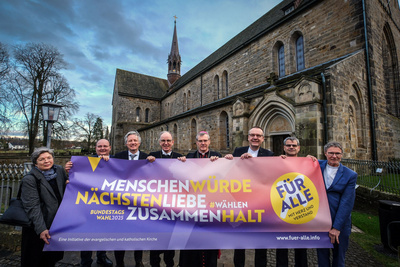 Eröffnung der Kampagne zur Bundestagswahl 2025 durch die niedersächsischen Kirchen im Kloster Loccum (von links nach rechts): Oberlandeskirchenrätin Kerstin Gäfgen-Track (Hannover), Diözesanrat Christian Heimann (Hildesheim), Matthias Kannengießer (Landessynode der hannoverschen Kirche), Landesbischof Ralf Meister (Hannover), Bischof Heiner Wilmer (Hildesheim), Bischof Thomas Adomeit (Oldenburg), Landesbischof Oliver Schuegraf (Schaumburg-Lippe) und Oberlandeskirchenrat Thomas Hofer (Braunschweig).