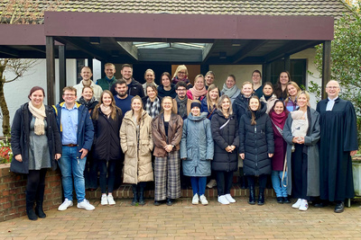 26 Religionslehrkräfte aus ganz Niedersachsen haben ihre Vokationsurkunden zur Erteilung des evangelischen Religionsunterrichts von Pfarrer Fritz Pinne (rechts) erhalten. (Schulseelsorgende links).