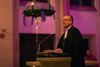 In seiner Predigt rief Bischof Thomas Adomeit dazu auf, Brücken zu bauen. Das bedeutet, den Mut zu haben, für Gerechtigkeit einzustehen und die Stimme für die Schwachen zu erheben.