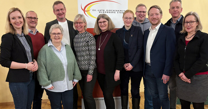 Der neue Kreiskirchenrat (inkl. der stellvertretenden Mitglieder) der Kreissynode Oldenburg Stadt (von links): Dr. Anna Cornelius, Tobias Frick, Sabine Blütchen, Kreispfarrer Torsten Maes, Ulrieke Lohse, Andrea Gellern, die Vorsitzende der Kreissynode Nadine Carina Waitz, Jörn Ahlers, Pfarrer Nico Szameitat, Heino Müller, Elke Hahn. Nicht auf dem Foto: Pfarrerin Jenny Battram-Arenhövel, stellv. Kreispfarrerin.