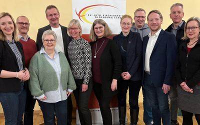 Der neue Kreiskirchenrat (inkl. der stellvertretenden Mitglieder) der Kreissynode Oldenburg Stadt (von links): Dr. Anna Cornelius, Tobias Frick, Sabine Blütchen, Kreispfarrer Torsten Maes, Ulrieke Lohse, Andrea Gellern, die Vorsitzende der Kreissynode Nadine Carina Waitz, Jörn Ahlers, Pfarrer Nico Szameitat, Heino Müller, Elke Hahn. Nicht auf dem Foto: Pfarrerin Jenny Battram-Arenhövel, stellv. Kreispfarrerin.